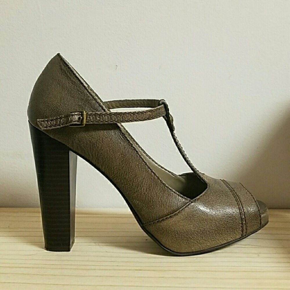Simply Vera Wang Rosella T-Strap Pumps in Taupe